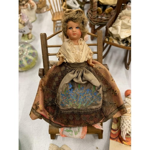 261 - A QUANTITY OF SMALL VINTAGE DOLLS TO INCLUDE DOLLS IN ORIGINAL COSTUME, ON CHAIRS, ETC