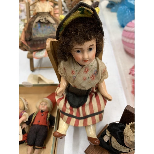 261 - A QUANTITY OF SMALL VINTAGE DOLLS TO INCLUDE DOLLS IN ORIGINAL COSTUME, ON CHAIRS, ETC