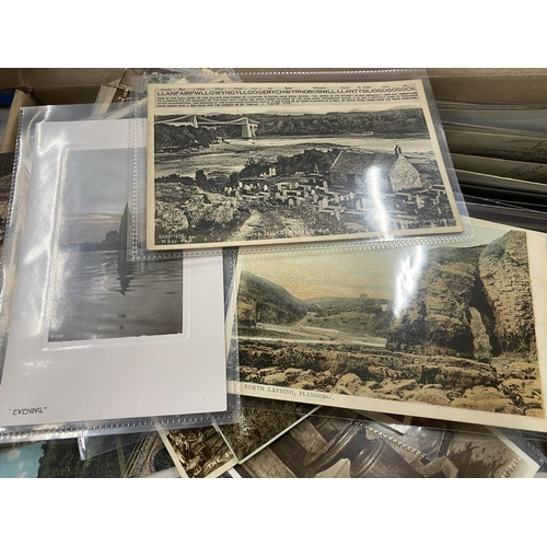 281 - A LARGE COLLECTION OF VINTAGE POSTCARDS IN SLEEVES TO INCLUDE PLACES OF INTEREST SOUVENIR, THE LAKE ... 