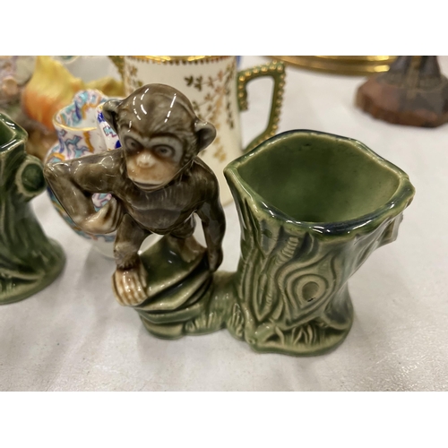 286 - A QUANTITY OF CERAMIC ITEMS TO INCLUDE A PAIR OF SMALL WADE 'MONKEY' SPILL HOLDERS, VICTORIAN JUGS, ... 