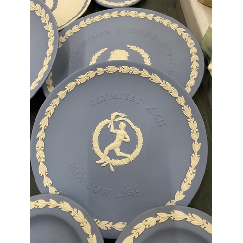 292 - A COLLECTION OF WEDGWOOD JASPERWARE CABINET PLATES TO INCLUDE CHRISTMAS, THE SILVER JUBILEE, OLYMPIC... 