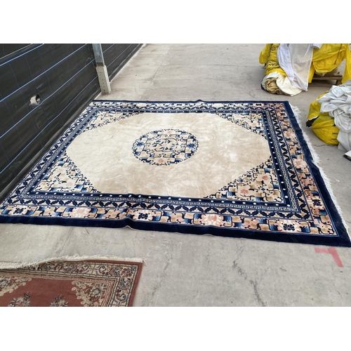 2194 - A LARGE CREAM AND BLUE PATTERNED FRINGED RUG