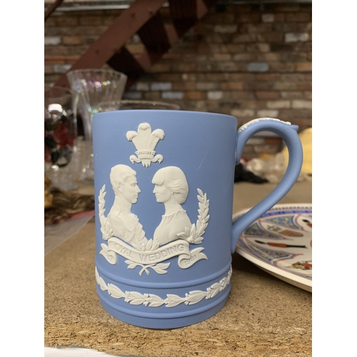 999 - FOUR WEDGWOOD JASPERWARE COMMEMORATIVE MUGS PLUS A WEDGWOOD SILVER JUBILEE CABINET PLATE