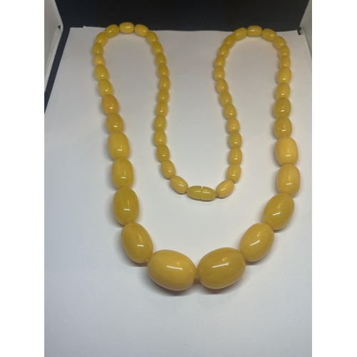 400 - A BUTTERSCOTCH AMBER NECKLACE WITH DISCREET SCREW CLASP LENGTH 95CM