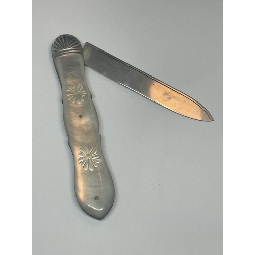 402 - A HALLMARKED SHEFFIELD SILVER 1899 JGW AND MOTHER OF PEARL FRUIT KNIFE