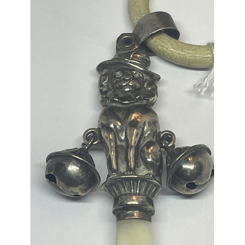 403 - A HALLMAKED BIRMINGHAM 1926 SILVER AND MOTHER OF PEARL 'TOBY' BABIES RATTLE