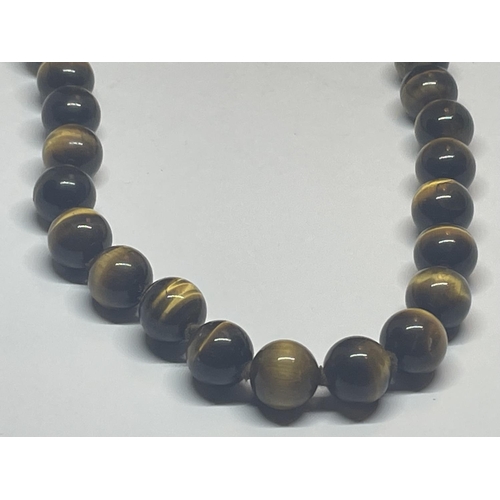 404 - A TIGERS EYE NECKLACE AND A PAIR OF EARRINGS