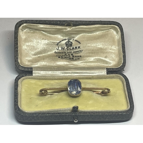 407 - A 9 CARAT GOLD BROOCH WITH PLAE BLUE STONE GROSS WEIGHT 3.24 GRAMS IN A PRESENTATION BOX