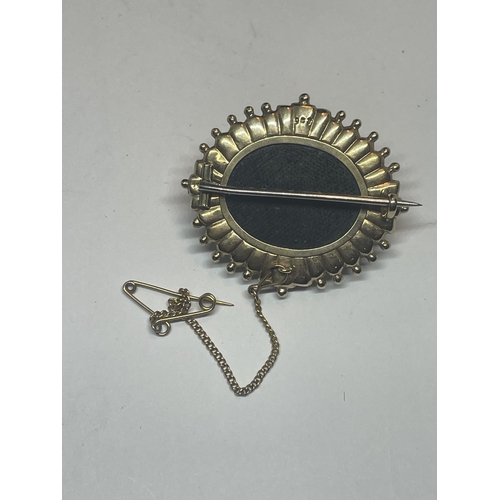 416 - A 9 CARAT GOLD BROOCH WITH SAFETY CHAIN AND PIN GROSS WEIGHT 6.93 GRAMS IN A PRESENTATION BOX