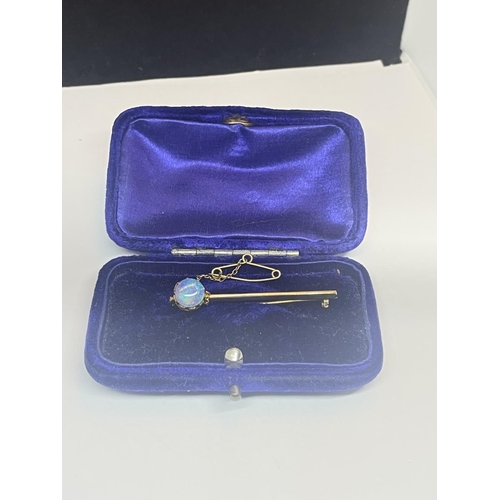 417 - A 9 CARAT GOLD BROOCH WITH OPAL AND A SAFETY CHAIN GROSS WEIGHT 1.92 GRAMS IN A PRESENTATION BOX