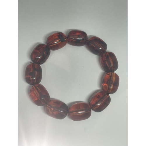 419 - AN AMBER BRACELET