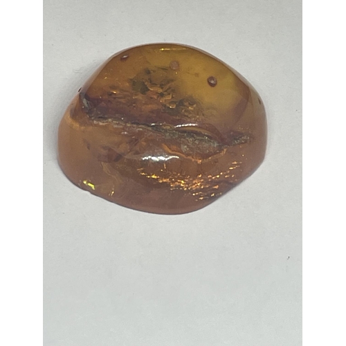 420 - A LARGE PIECE OF AMBER APPROXIMATLEY 4CM X 3.5CM