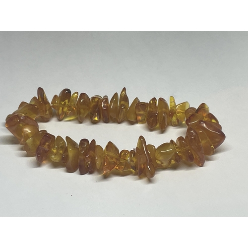 422 - AN AMBER BRACELET WITH VARIOUS SHAPED STONES