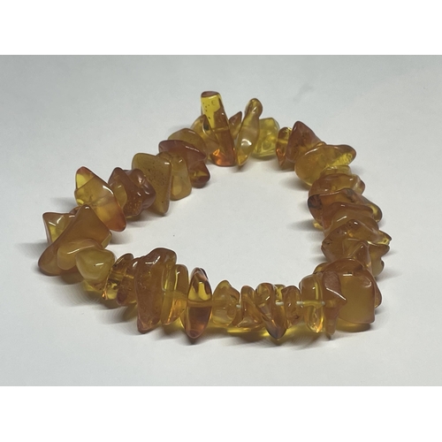 422 - AN AMBER BRACELET WITH VARIOUS SHAPED STONES