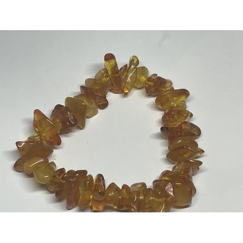 422 - AN AMBER BRACELET WITH VARIOUS SHAPED STONES