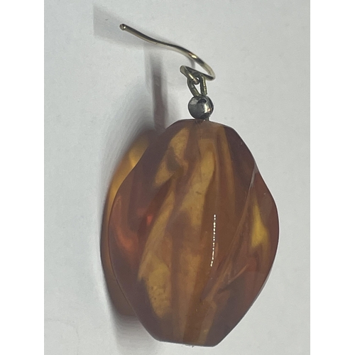 405 - A PAIR OF AMBER DROP EARRINGS