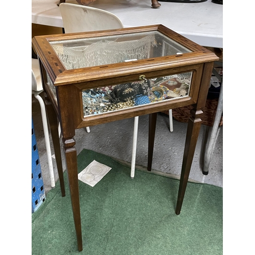 75 - AN OAK JEWELLERY DISPLAY CABINET / SIDE TABLE WITH VARIOUS EMBROIDERY CONTENTS