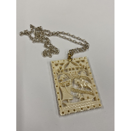 152 - AN ORIENTAL BONE PENDANT NECKLACE