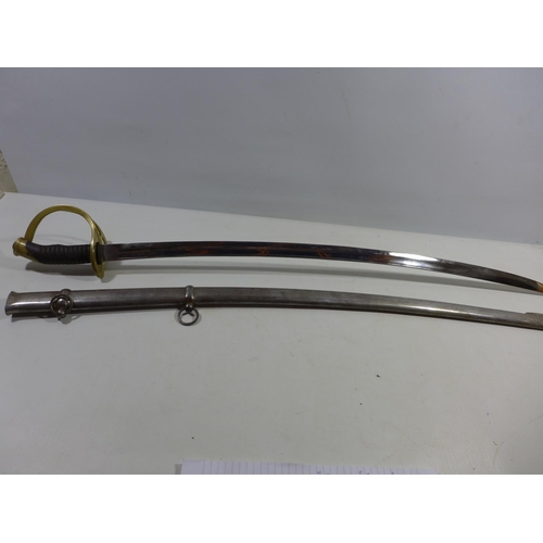 303 - A CAVALRY SWORD AND SCABBARD OF UNKNOWN AGE, 87CM BLADE, PIERCED BRASS GUARD