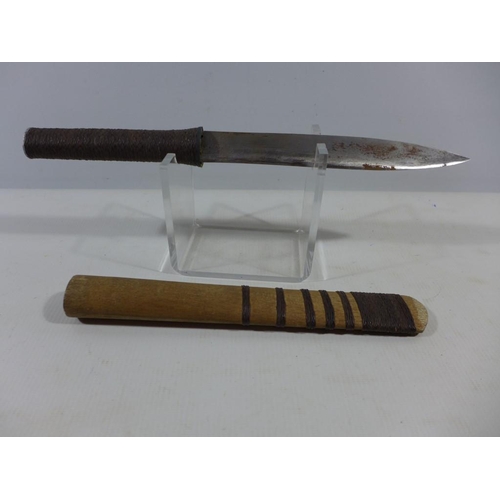 317 - A EARLY 20TH CENTURY BURMESE KNIFE AND WOODEN SCABBARD, 20CM BLADE, TOTAL LENGTH 37.5CM