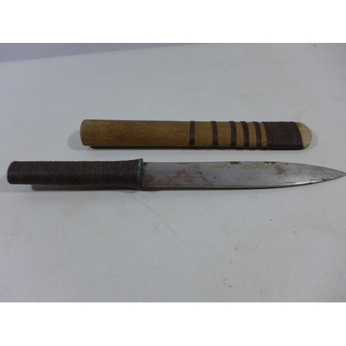 317 - A EARLY 20TH CENTURY BURMESE KNIFE AND WOODEN SCABBARD, 20CM BLADE, TOTAL LENGTH 37.5CM