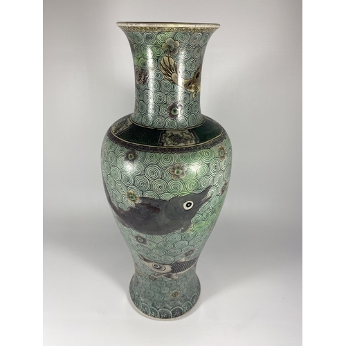 318 - A LARGE MID 19TH CENTURY CHINESE BALUSTER FORM VASE WITH ENAMEL FISH ON A GEOMETRIC CIRCLES GROUND, ... 