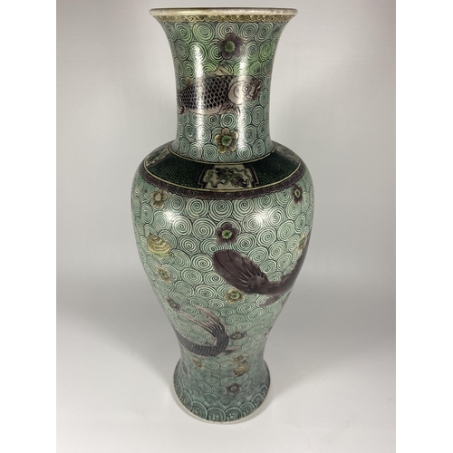 318 - A LARGE MID 19TH CENTURY CHINESE BALUSTER FORM VASE WITH ENAMEL FISH ON A GEOMETRIC CIRCLES GROUND, ... 