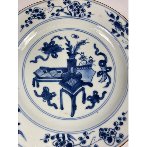 325 - AN EARLY 18TH CENTURY, KANGXI PERIOD (1661-1722) CHINESE QING BLUE & WHITE PORCELAIN PLATE WITH OBJE... 