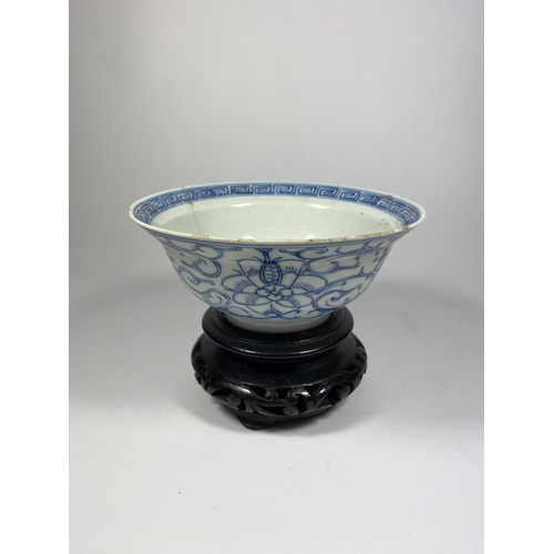 326 - A MID-LATE 19TH CENTURY CHINESE QING TONGZHI PERIOD (1862-1874) BLUE & WHITE PORCELAIN BOWL ON WOODE... 