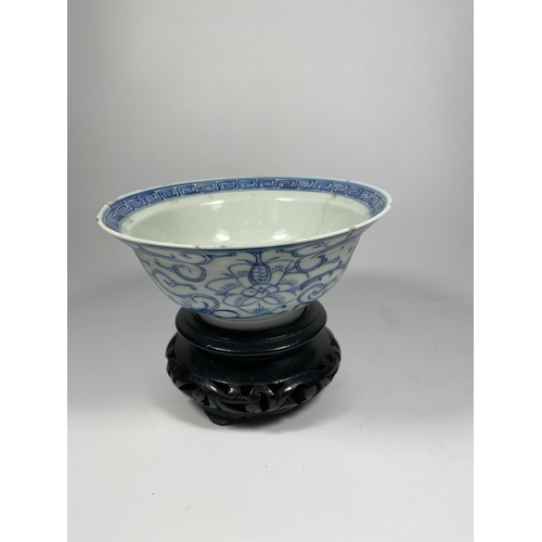 326 - A MID-LATE 19TH CENTURY CHINESE QING TONGZHI PERIOD (1862-1874) BLUE & WHITE PORCELAIN BOWL ON WOODE... 