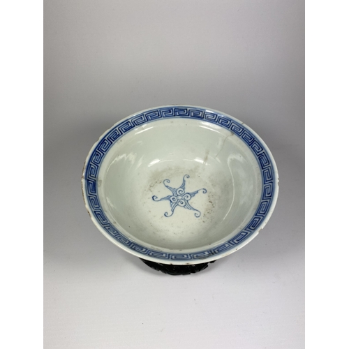 326 - A MID-LATE 19TH CENTURY CHINESE QING TONGZHI PERIOD (1862-1874) BLUE & WHITE PORCELAIN BOWL ON WOODE... 