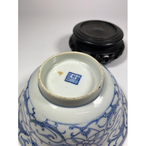 326 - A MID-LATE 19TH CENTURY CHINESE QING TONGZHI PERIOD (1862-1874) BLUE & WHITE PORCELAIN BOWL ON WOODE... 