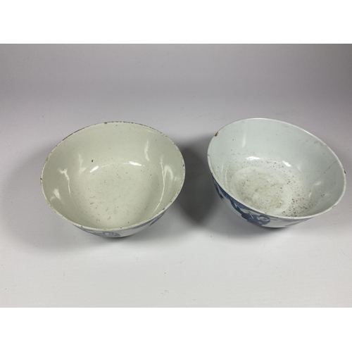 332 - A PAIR OF CHINESE BLUE AND WHITE PORCELAIN DISHES WITH FIGURAL DESIGN, DIAMETER 11.5CM