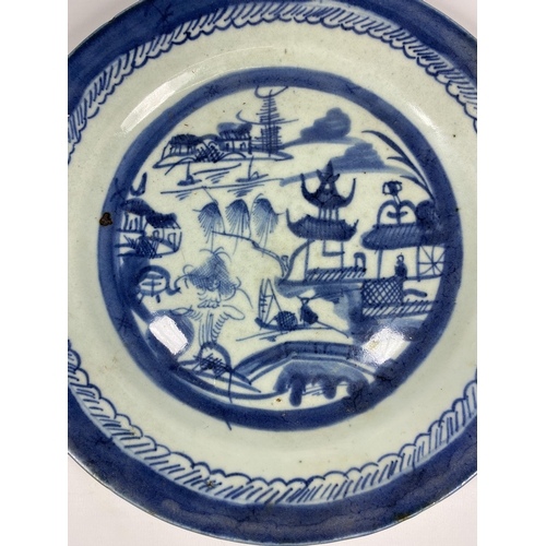 364 - A 19TH CENTURY QING PERIOD CHINESE BLUE AND WHITE PORCELAIN EXPORT PLATE WITH PAGODA LANDSCAPE DESIG... 