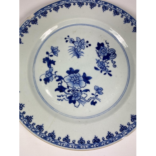 366 - AN 18/19TH CENTURY CHINESE BLUE AND WHITE PORCELAIN FLORAL DESIGN PLATE, DIAMETER 23.5CM