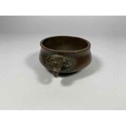 370 - A SMALL CHINESE BRONZE CENSOR WITH ELEPHANT DESIGN HANDLES WITH SEAL MARK TO BASE, DIAMETER 11CM