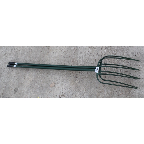 1020 - 2 BULL DOG FORKS  + VAT