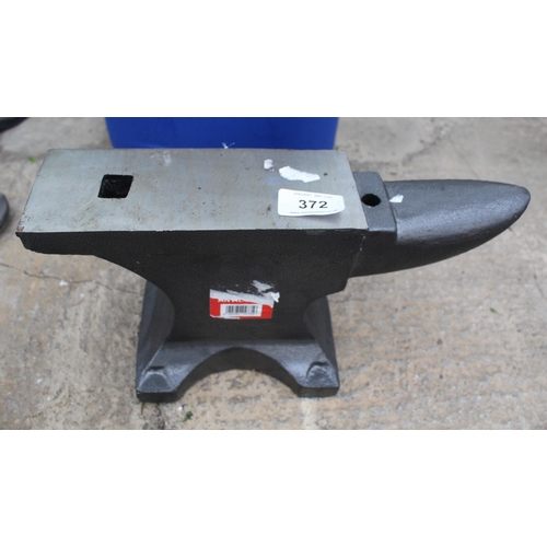 372 - A LARGE HEAVY DUTY ANVIL PLUS VAT