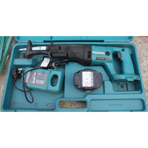 93 - A MAKITA JR180D 18V BATTERY POWERED SAW WITH ONE BATTERY AND CHARGER PLUS VAT