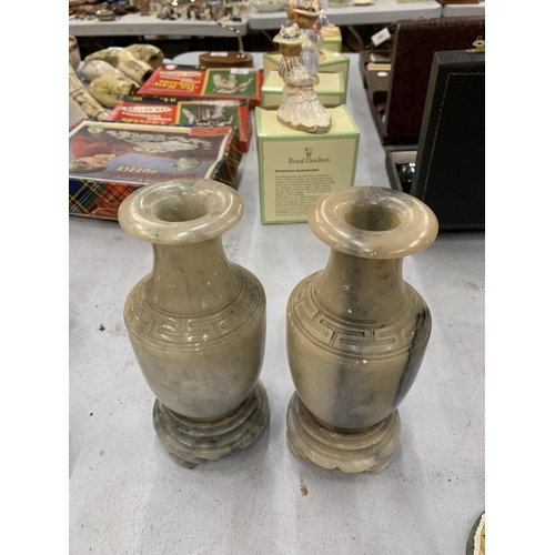 126 - A PAIR OF ONYX STYLE VASES WITH GREEK KEY DETAIL, HEIGHT 19CM