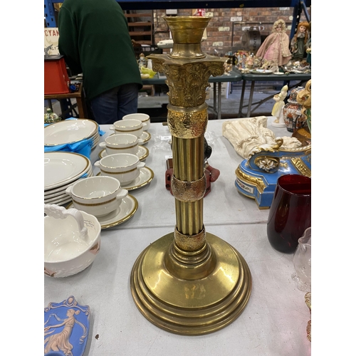 285 - A LARGE HEAVY BRASS CANDLESTICK WITH COLUMN DESIGN HEIGHT 36CM