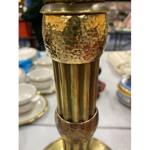 285 - A LARGE HEAVY BRASS CANDLESTICK WITH COLUMN DESIGN HEIGHT 36CM
