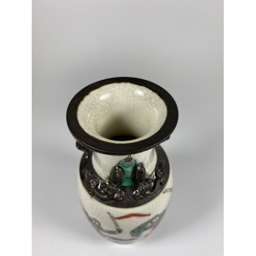 308 - A CHINESE CRACKLE GLAZE VASE WITH WARRIOR DESIGN, SEAL MARK TO BASE, HEIGHT 15CM