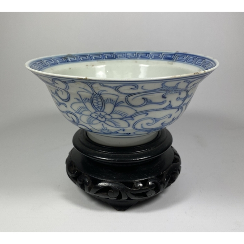 326 - A MID-LATE 19TH CENTURY CHINESE QING TONGZHI PERIOD (1862-1874) BLUE & WHITE PORCELAIN BOWL ON WOODE... 