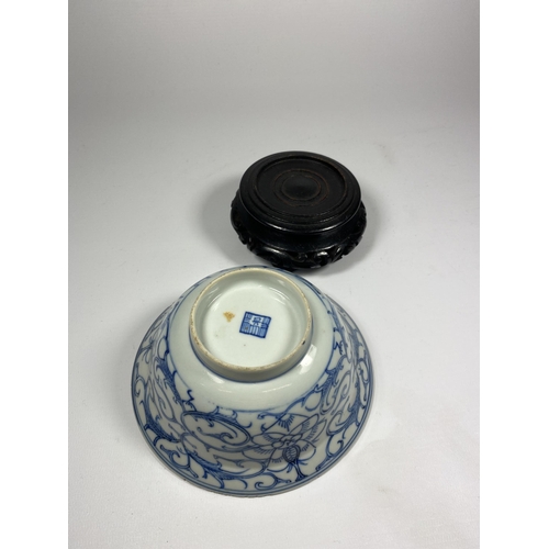 326 - A MID-LATE 19TH CENTURY CHINESE QING TONGZHI PERIOD (1862-1874) BLUE & WHITE PORCELAIN BOWL ON WOODE... 