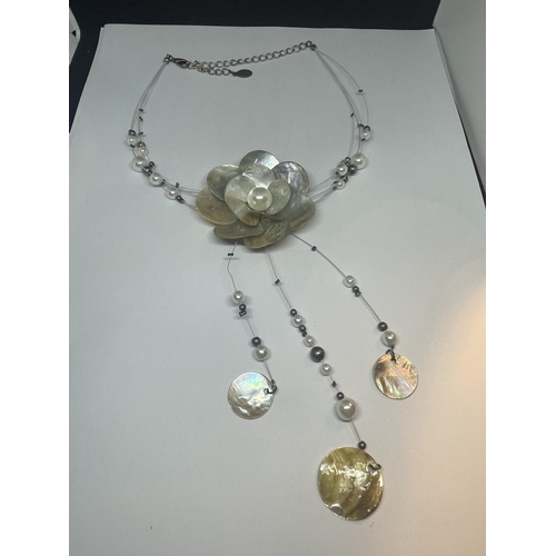 436 - A DECORATIVE SHELL NECKLACE IN A FLOWER DESIGN