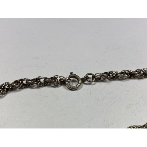523 - A SILVER ROPE CHAIN NECKLACE