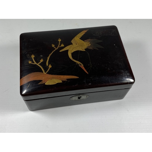 551 - AN ORIENTAL JEWELLERY BOX CONTAINING ASSORTED YELLOW METAL JEWELLERY