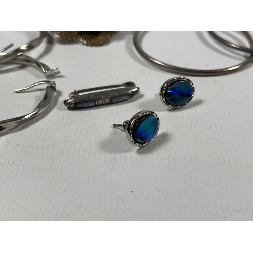 662 - FIVE SILVER ITEMS - THREE PAIRS OF EARRINGS & TWO SILVER BROOCHES