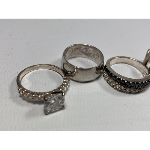 679 - FIVE ASSORTED SILVER RINGS